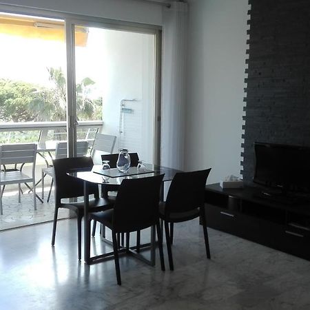 Grand Studio Climatise En Bord De Mer Avec Parking Securise โกลเฟอ-จวน ภายนอก รูปภาพ