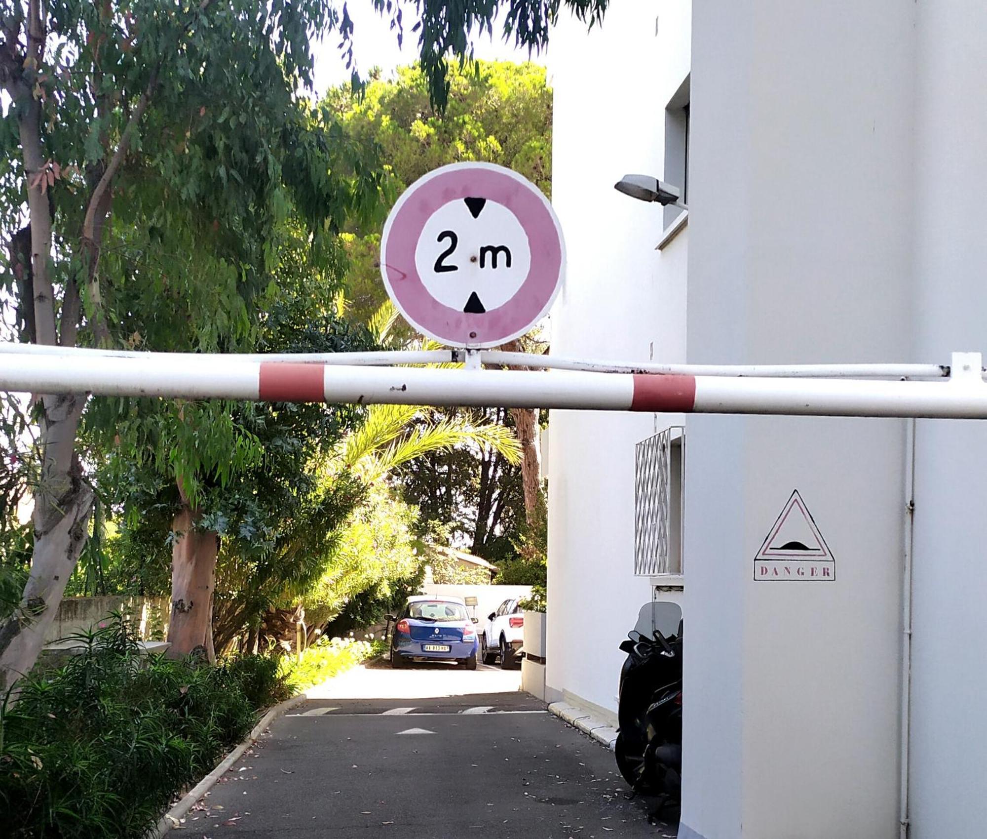 Grand Studio Climatise En Bord De Mer Avec Parking Securise โกลเฟอ-จวน ภายนอก รูปภาพ