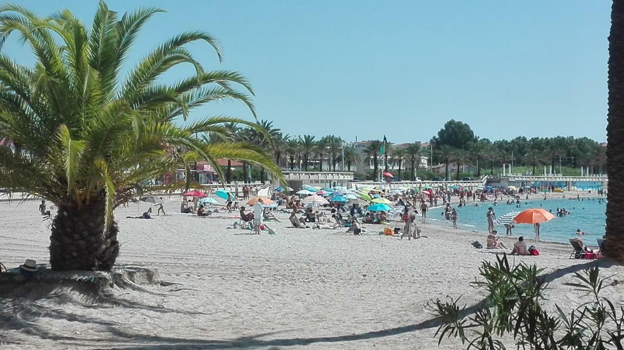 Grand Studio Climatise En Bord De Mer Avec Parking Securise โกลเฟอ-จวน ภายนอก รูปภาพ