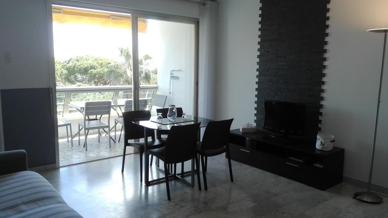Grand Studio Climatise En Bord De Mer Avec Parking Securise โกลเฟอ-จวน ภายนอก รูปภาพ