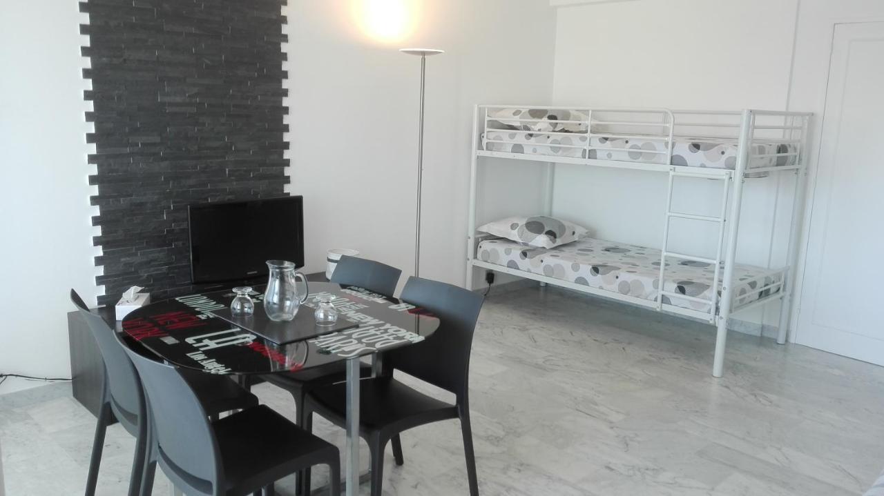 Grand Studio Climatise En Bord De Mer Avec Parking Securise โกลเฟอ-จวน ภายนอก รูปภาพ