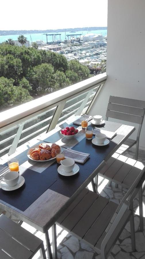 Grand Studio Climatise En Bord De Mer Avec Parking Securise โกลเฟอ-จวน ภายนอก รูปภาพ